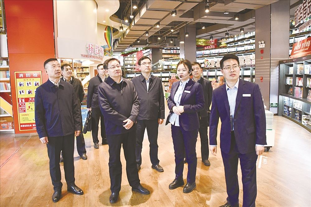 出版集团党委书记、董事长刘文强到书店集团枣庄分公司、出版集团驻青岛各单位调研